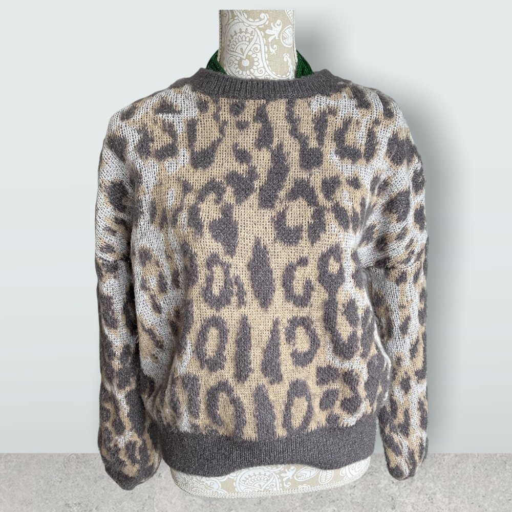 Boohoo ultra plush women’s sweater in animal print theme size small.